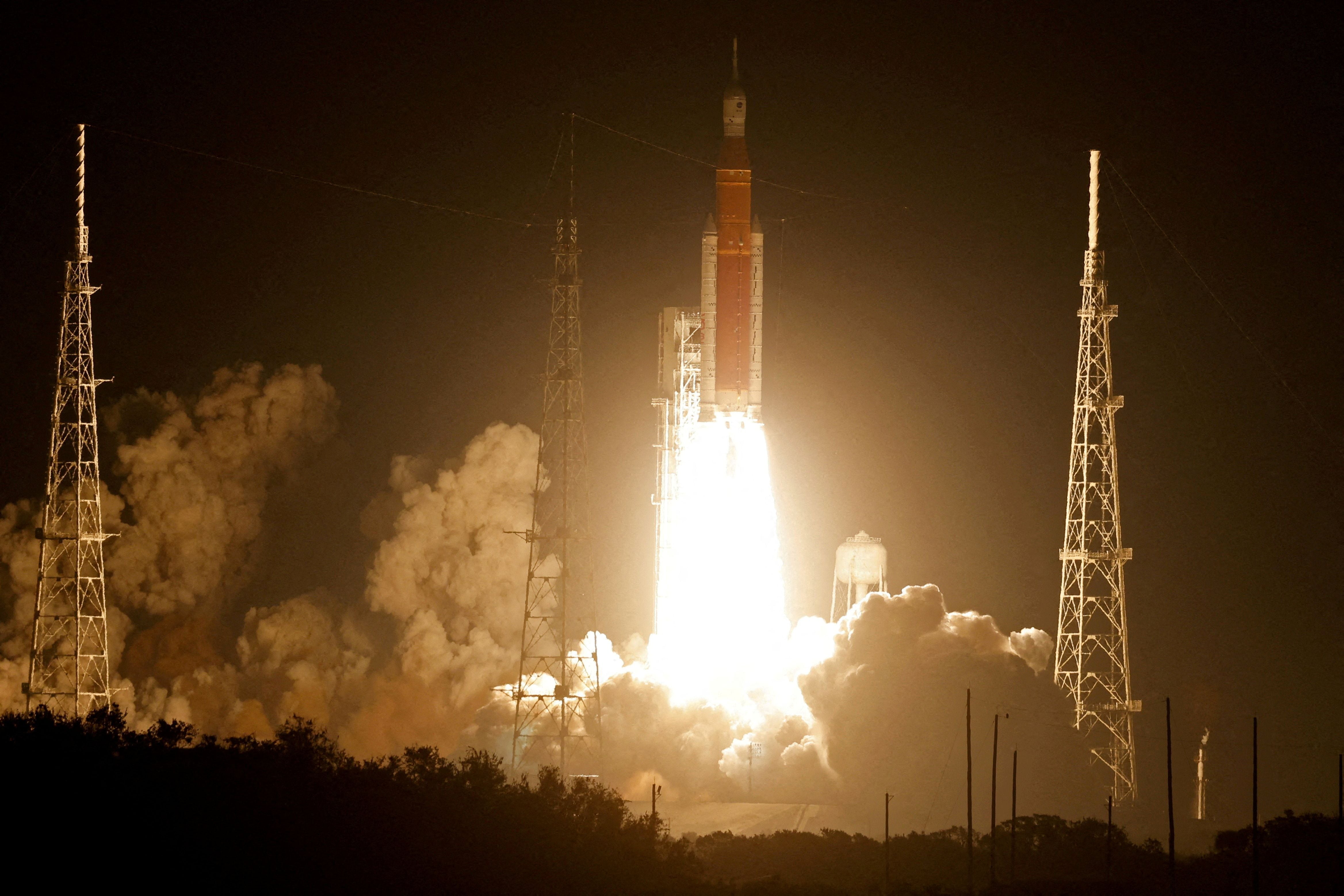 La NASA lanzó el año pasado el poderoso cohete Space Launch System (SLS) con la cápsula Orión hacia la Luna (REUTERS/Joe Skipper/File Photo/File Photo)