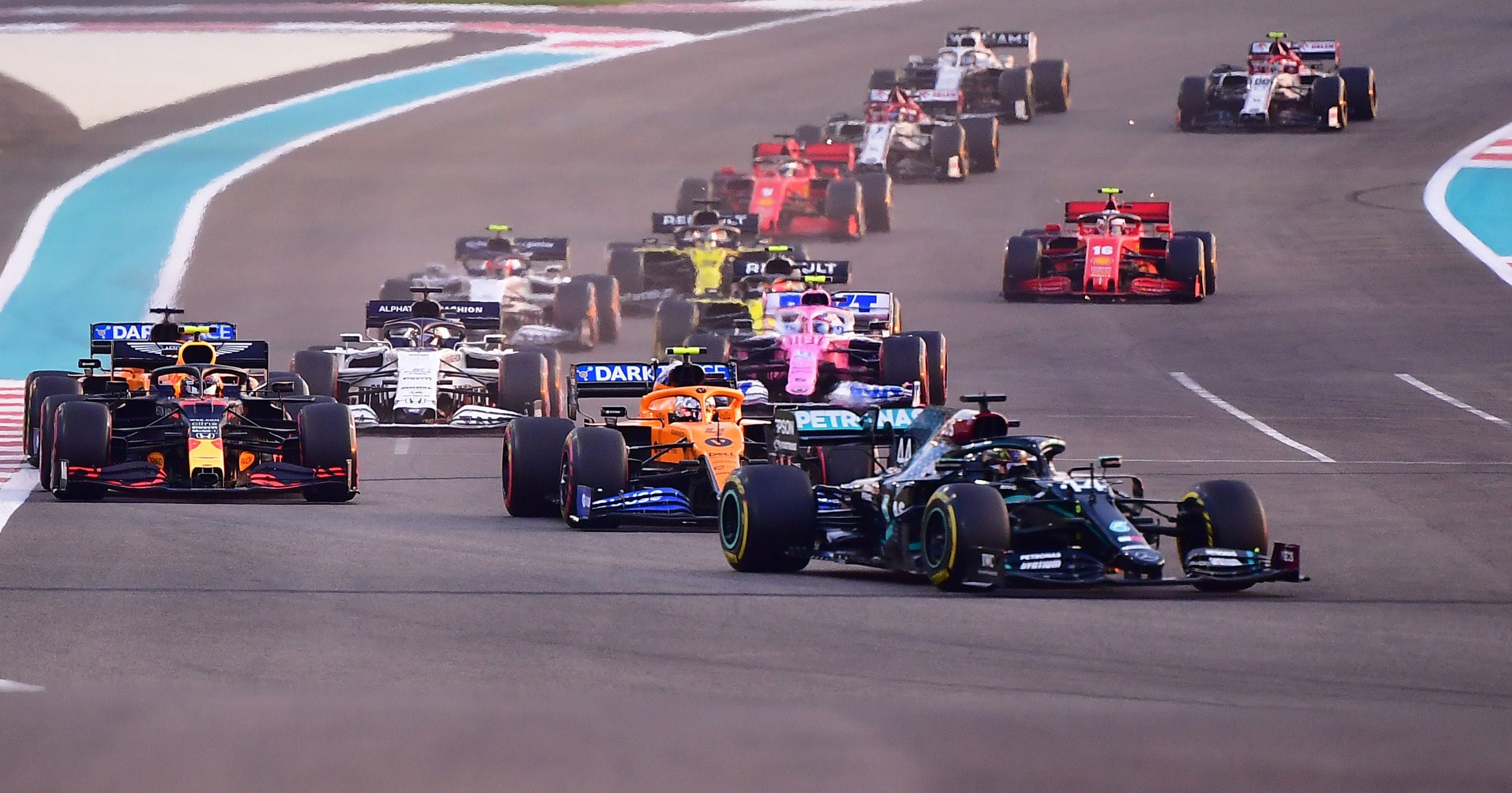 Lewis Hamilton encabeza la fila de la F1 con su Mercedes (Reuters)