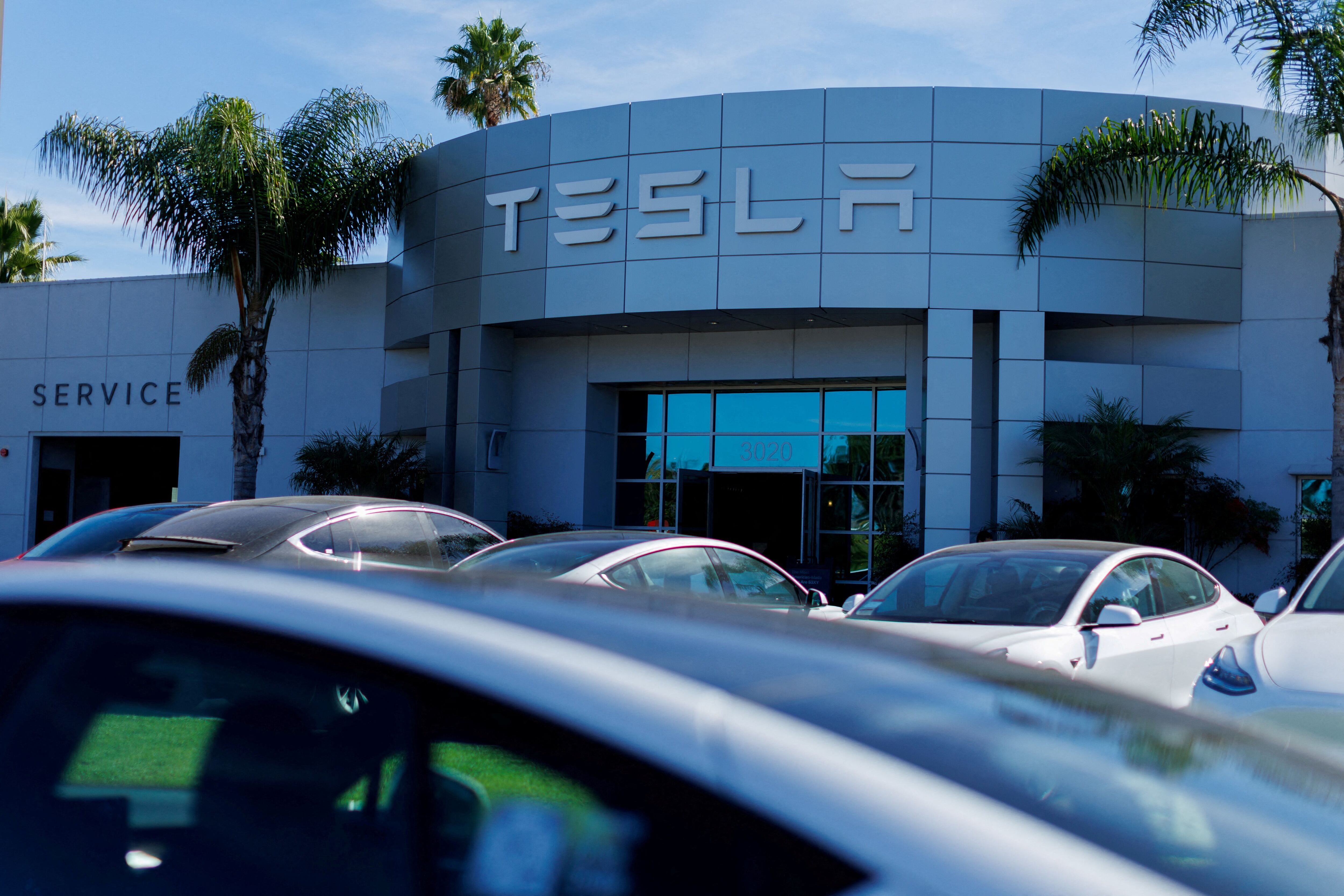 Tesla no cumplió con las expectativas del mercado en su informe trimestral. (Reuters/Mike Blake)