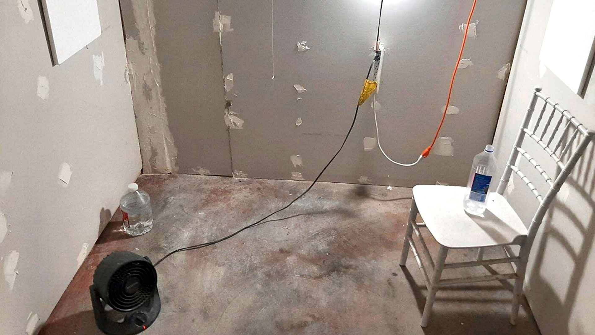 Esta foto sin fecha proporcionada por la oficina de campo de Portland de la Oficina Federal de Investigaciones muestra el interior de una celda de bloques de hormigón improvisada en Klamath Falls, Oregón, presuntamente utilizada por Negasi Zuberi. (FBI vía AP)