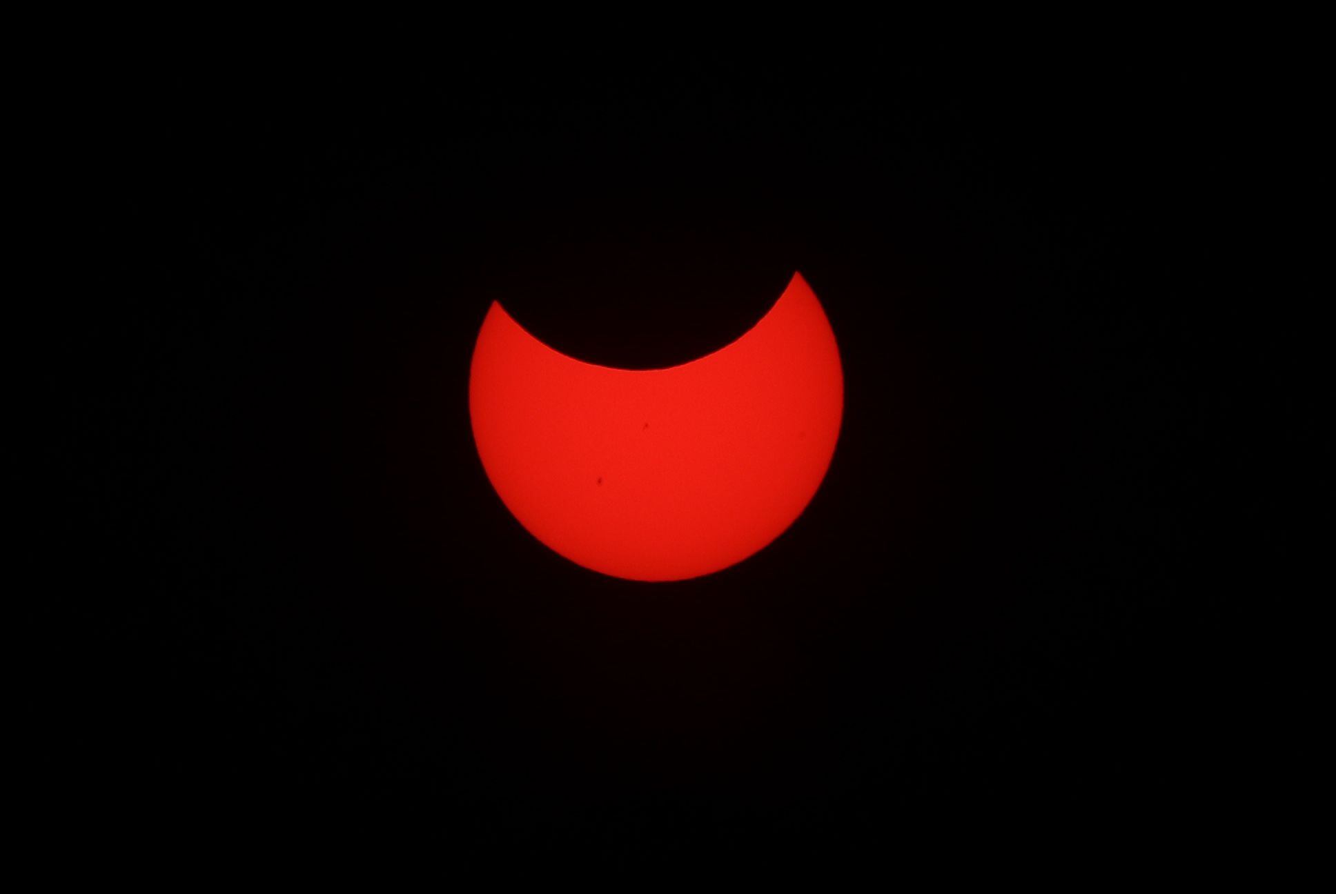 La Luna se interpone en medio de la Tierra y el Sol durante un eclipse solar (EFE/ Gustavo Amador) 