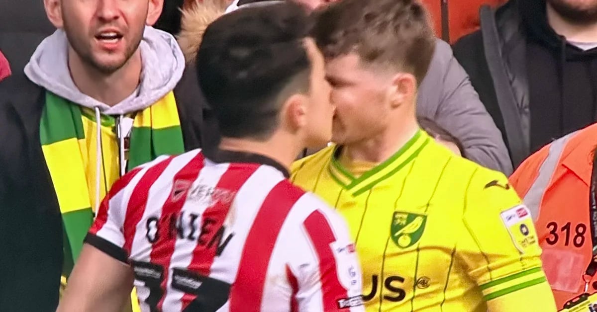 Unusual scene in English football: He tried to kiss a rival on the mouth and they almost hung him