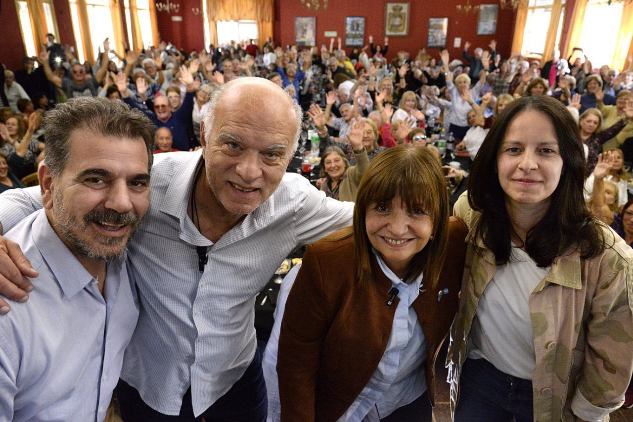 Patricia Bullrich, de campaña en Vicente López, con Néstor Grindetti, Cristian Ritondo y la intendenta Soledad Martínez