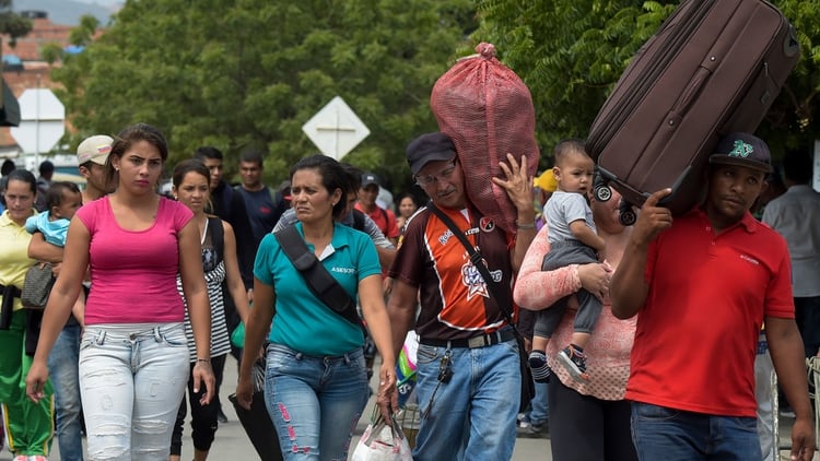 Miles de venezolanos cruzan a Colombia todos los días en busca de alimentos y medicinas (AFP)