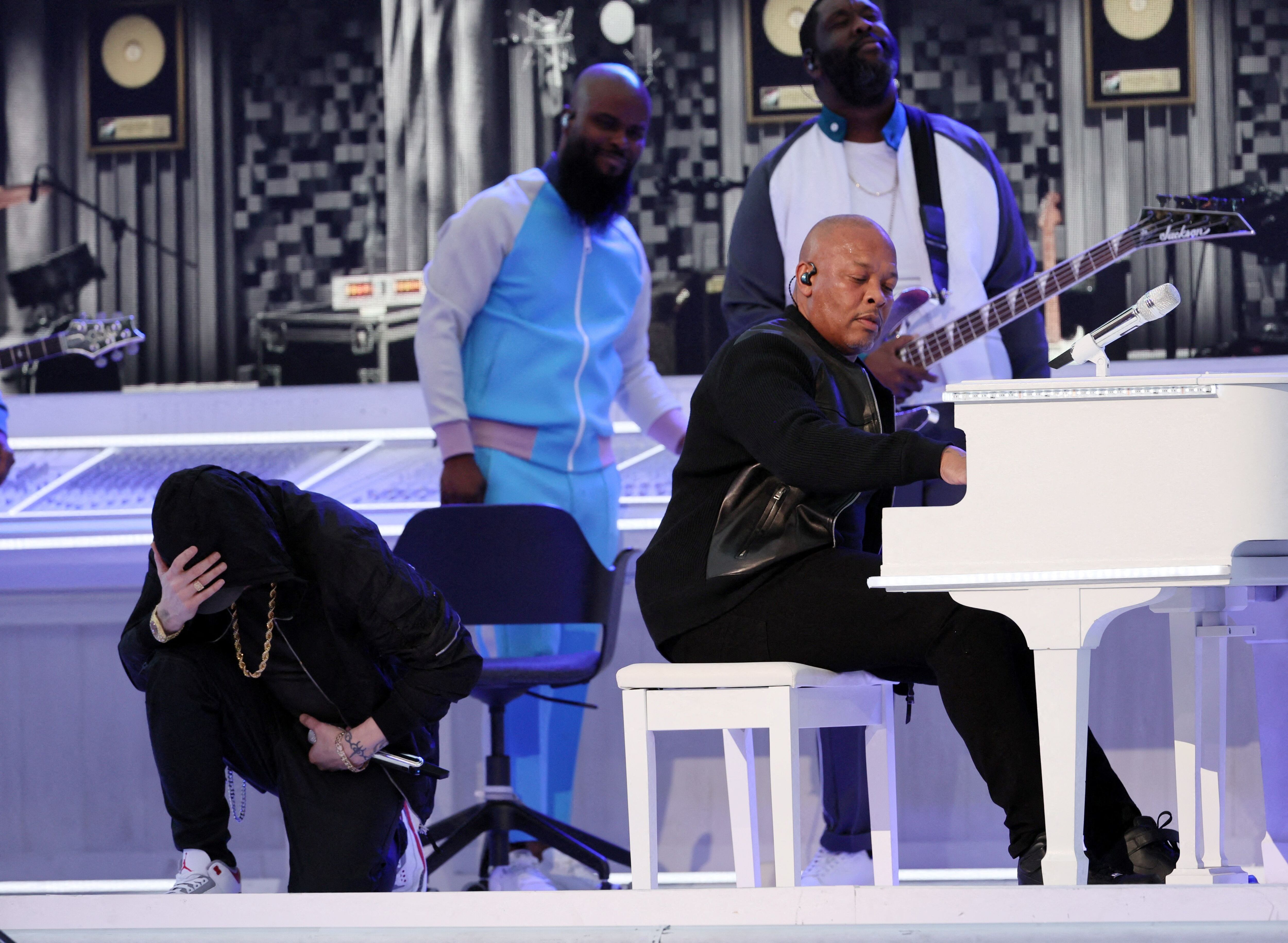 El momento en el que Eminem hincó su rodilla en el escenario (Reuters)