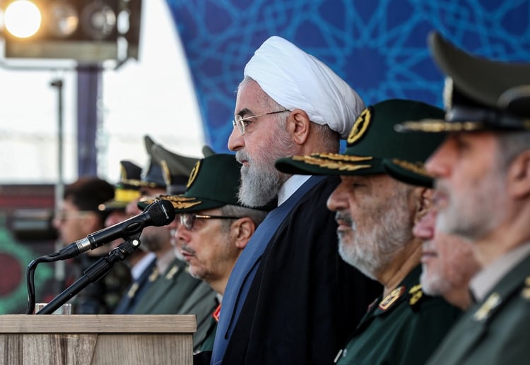 Foto de archivo del presidente iraní, Hasan Rohani, junto a la plana mayor de la Guardia Revolucionaria (Photo by - / Iranian Presidency / AFP)
