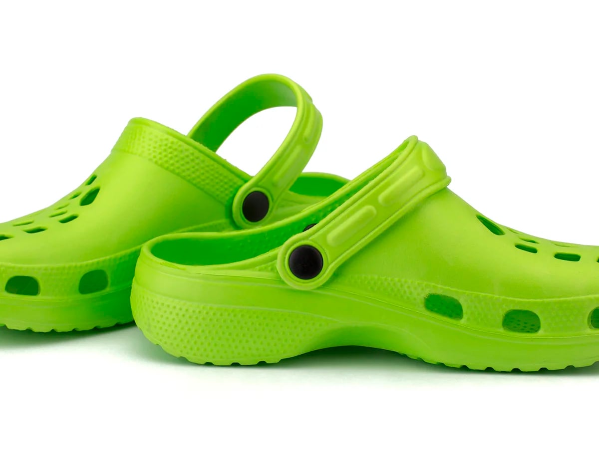 La peligrosa moda usar calzado tipo "Crocs" Infobae