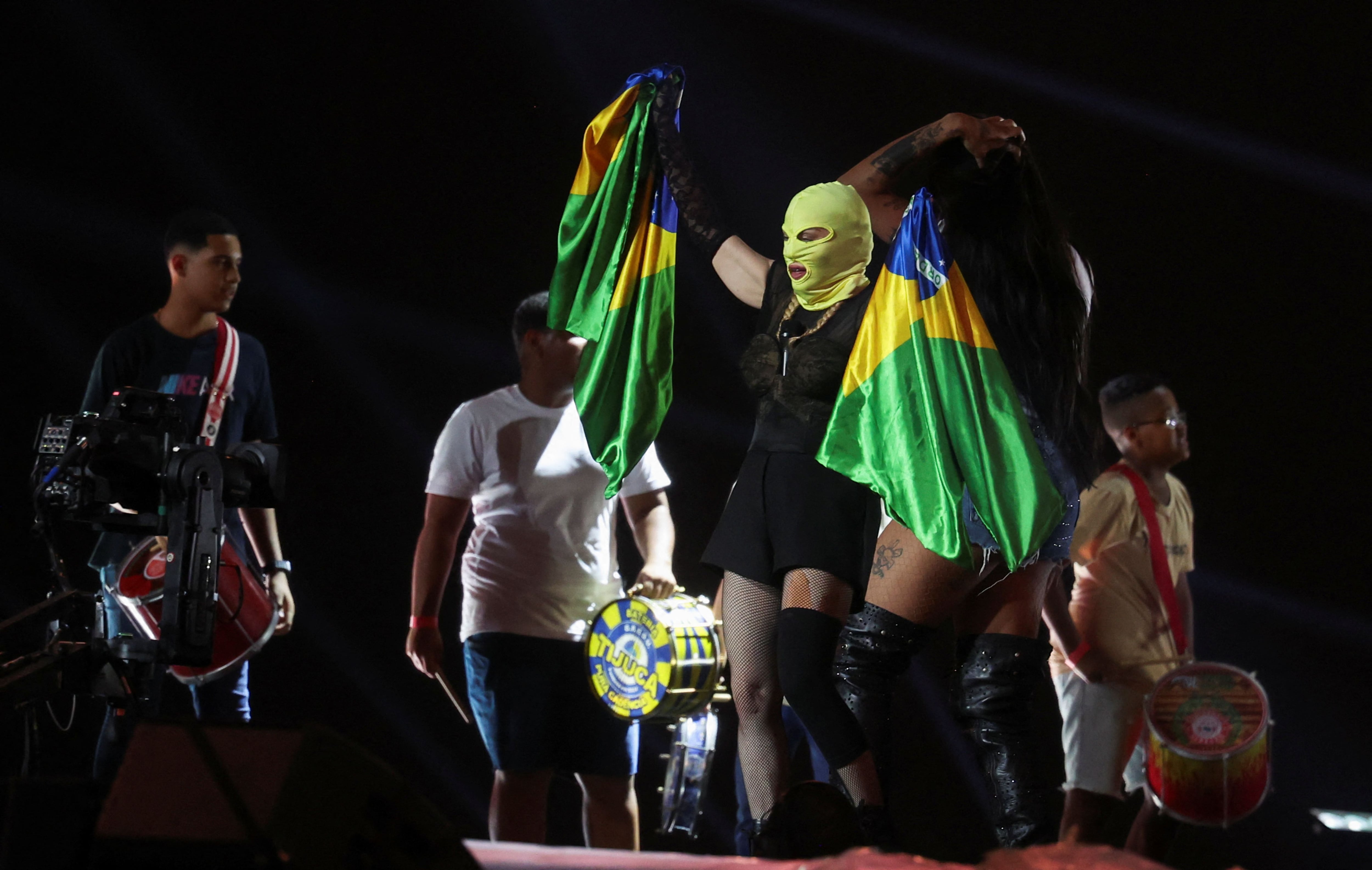 A horas de su mítico concierto en la playa de Copacabana, Madonna habría ensayado de madrugada, oculta bajo una máscara y con una rodillera, sosteniendo banderas brasileñas (Foto/REUTERS/Pilar Olivares)