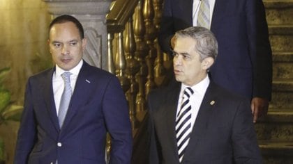 Miguel Ángel Mancera junto a su ex secretario particular, Luis Ernesto Serna (Foto: Cuartoscuro)