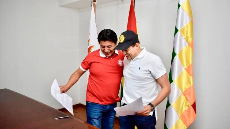Camacho y Pumari oficializaron la fórmula presidencial (@LuisFerCamachoV)
