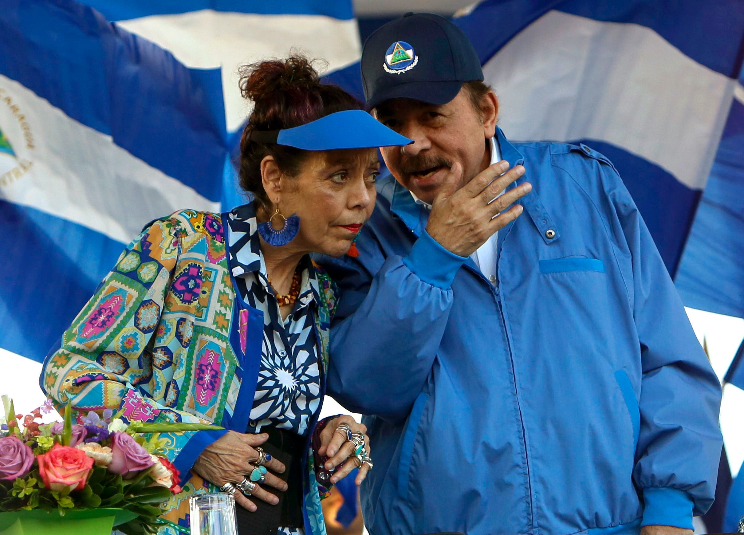 El dictador Daniel Ortega y su esposa, la vicepresidenta Rosario Murillo. (AP Foto/Alfredo Zúñiga)