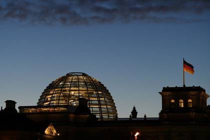 Foto de archivo de una vista general de la Cámara baja del Parlamento alemán, el Bundestag, durante una puesta de sol en Berlín. 18 de diciembre de 2019.  REUTERS/Annegret Hilse