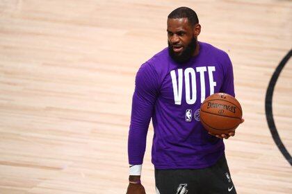 James con la remera con la leyenda "Vote", una de las acciones que impulsa la NBA para fomentar la votación de cara a las elecciones presidenciales del 3 de noviembre en EEUU (Kim Klement-USA TODAY Sports)