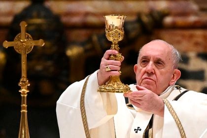 El papa Francisco ofició la misa del 24 en la basílica de San Pedro ayer en Ciudad del Vaticano (Vaticano). EFE/VINCENZO PINTO
