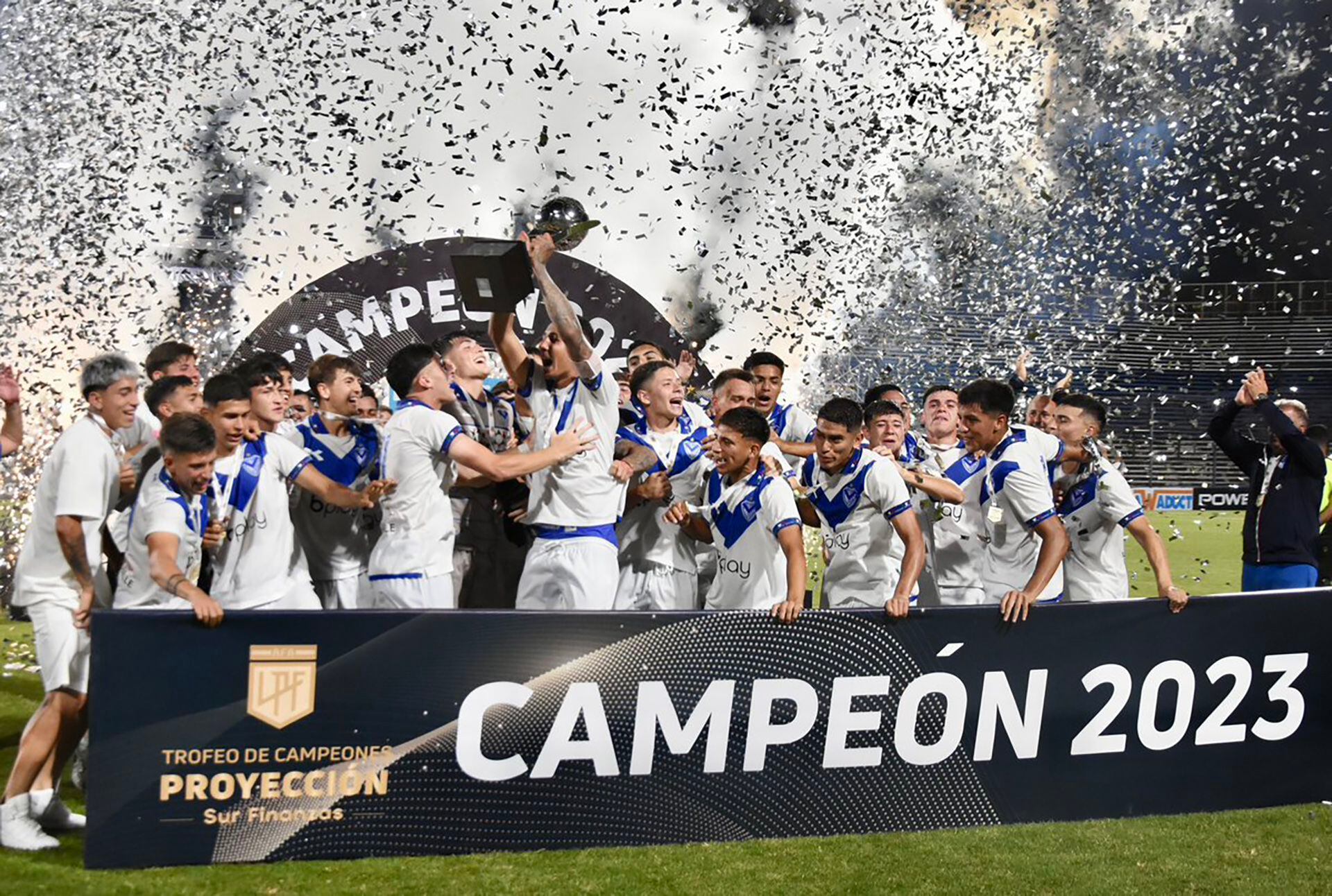 Las fotos de Vélez campeón del Trofeo de Campeones de Reserva ante Independiente