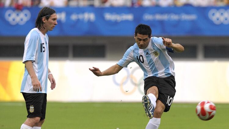 Messi y Riquelme fueron parte del plantel que se alzó con la medalla de oro en los Juegos Olímpicos de Beijing 2008 (AFP)