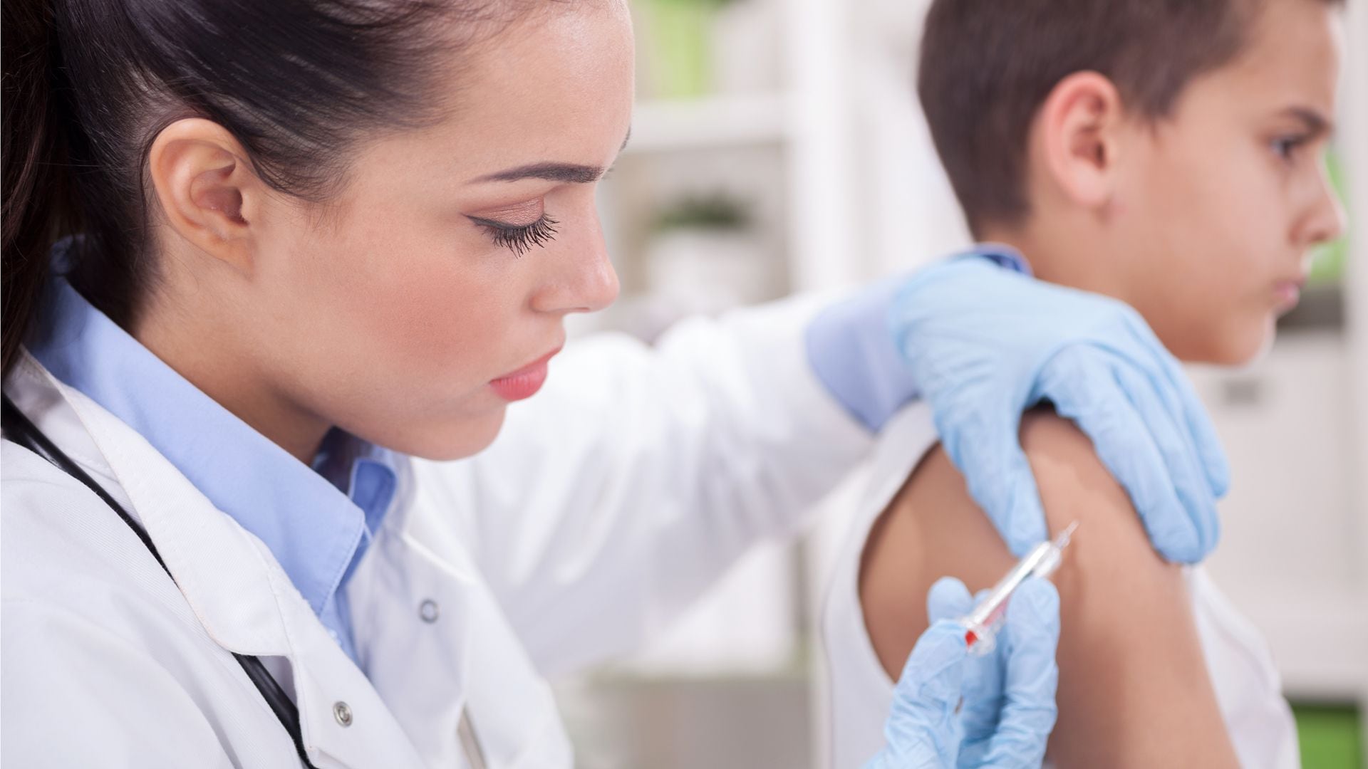 La OMS ha informado que la vacuna sirve para prevenir verrugas y cánceres asociados al virus del papiloma humano
(Getty Images)