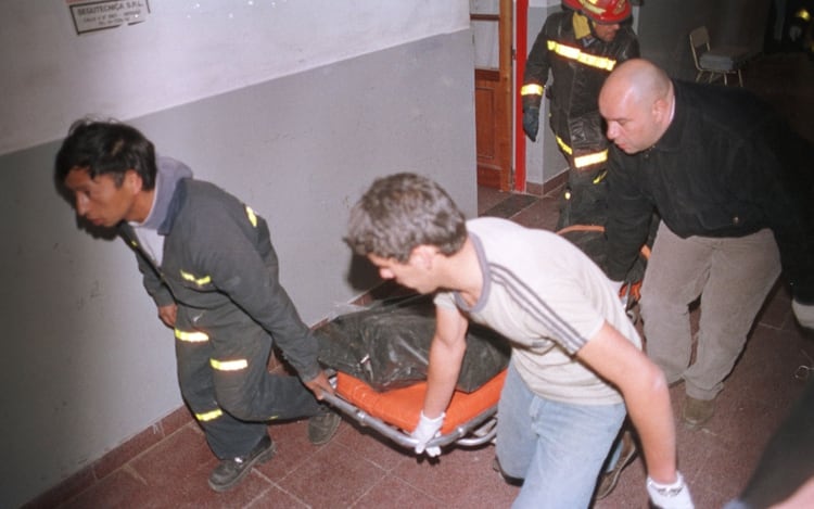 El traslado del cuerpo de uno de los tres alumnos asesinados en la escuela Islas Malvinas (Foto NA: Gentileza Noticias de la Costa)