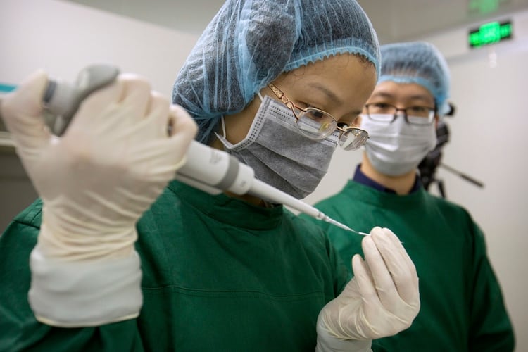 El único laboratorio de microbiología de China certificado para virus avanzados como el nuevo coronavirus es el de Wuhan. (AP Photo/Mark Schiefelbein)