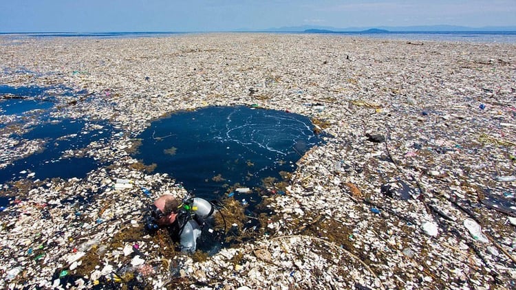 Una de las islas de plástico formada en el Pacífico (Nat Geo)