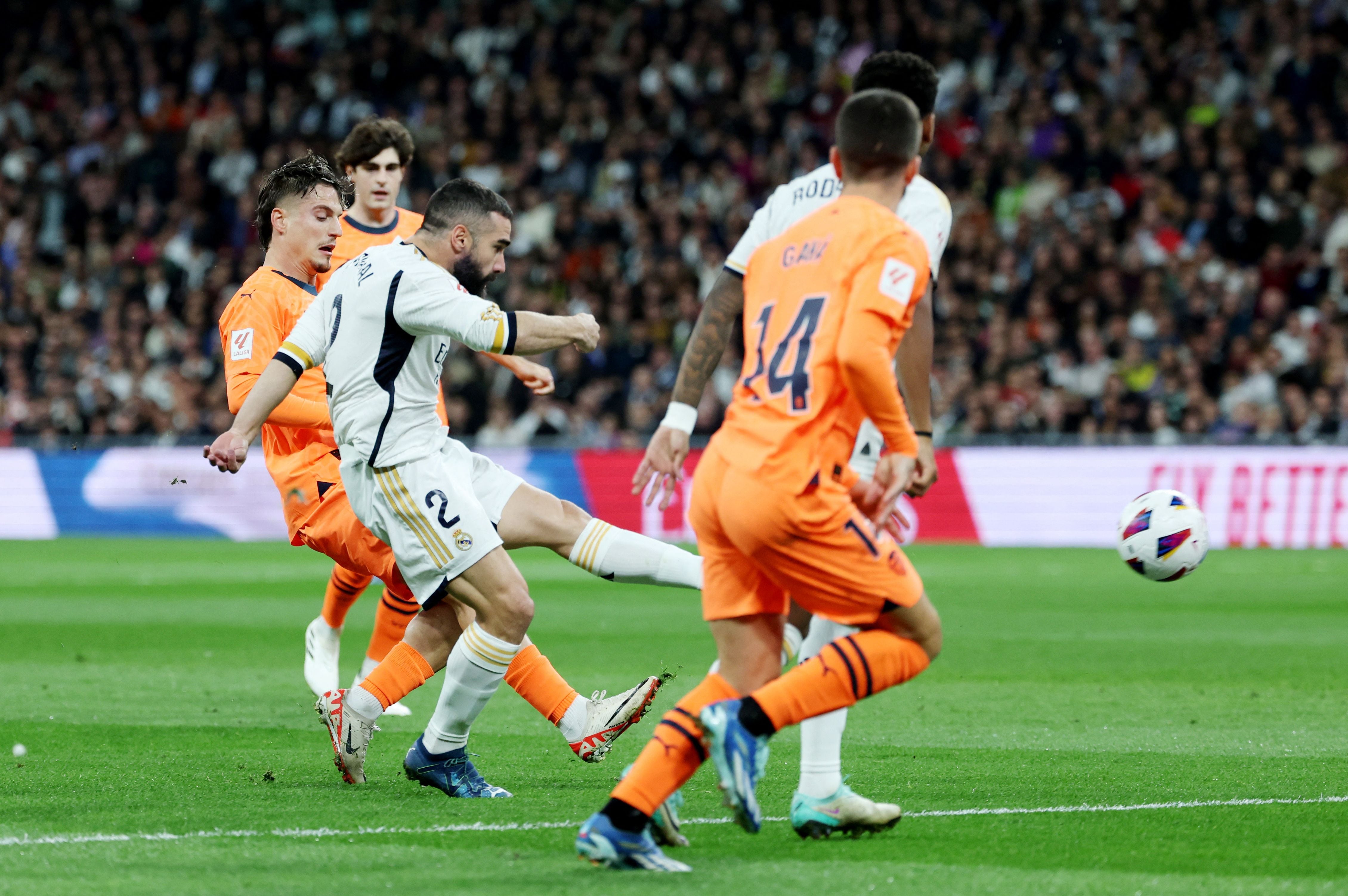 Carvajal efectúa el disparo del 1-0 frente al Valencia (REUTERS/Isabel Infantes)