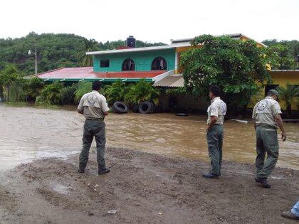 Imágenes del pueblo de Agua Caliente Vieja luego del desborde del río Purificación.  El agua alcanzó hasta 1,9 metros de altura (Foto: Twitter Protección Civil de Jalisco)
