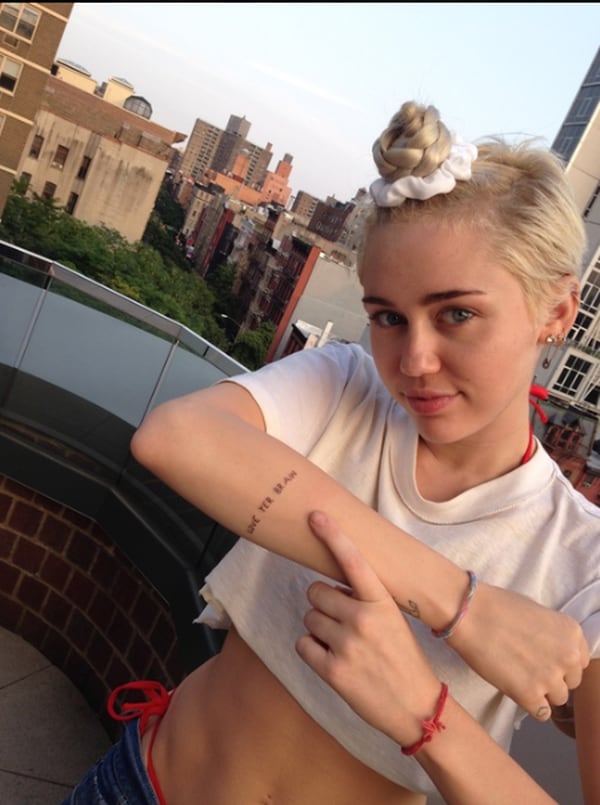 Miley Cyrus muestra su tatuaje hecho en Bang Bang