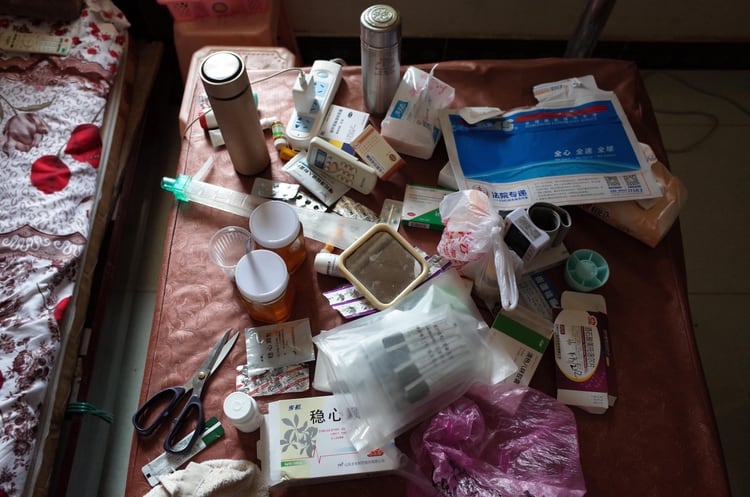 La casa de Wang Quanlong está llena de medicamentos y bolsas de oxígeno para aliviar los síntomas de la neumoconiosis. La enfermedad es incurable y a menudo conduce a una muerte lenta y dolorosa (The Washington Post / Gerry Shih)
