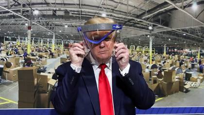 Trump se calza un protector de rostro durante la visita a la planta de Ypsilanti (REUTERS/Leah Millis)