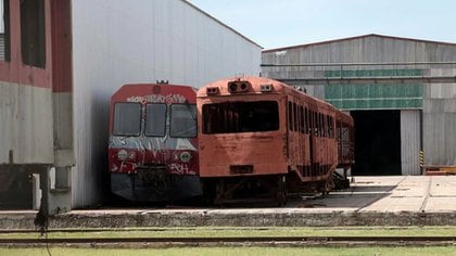 Algunos de los trenes chatarra comprados por Argentina