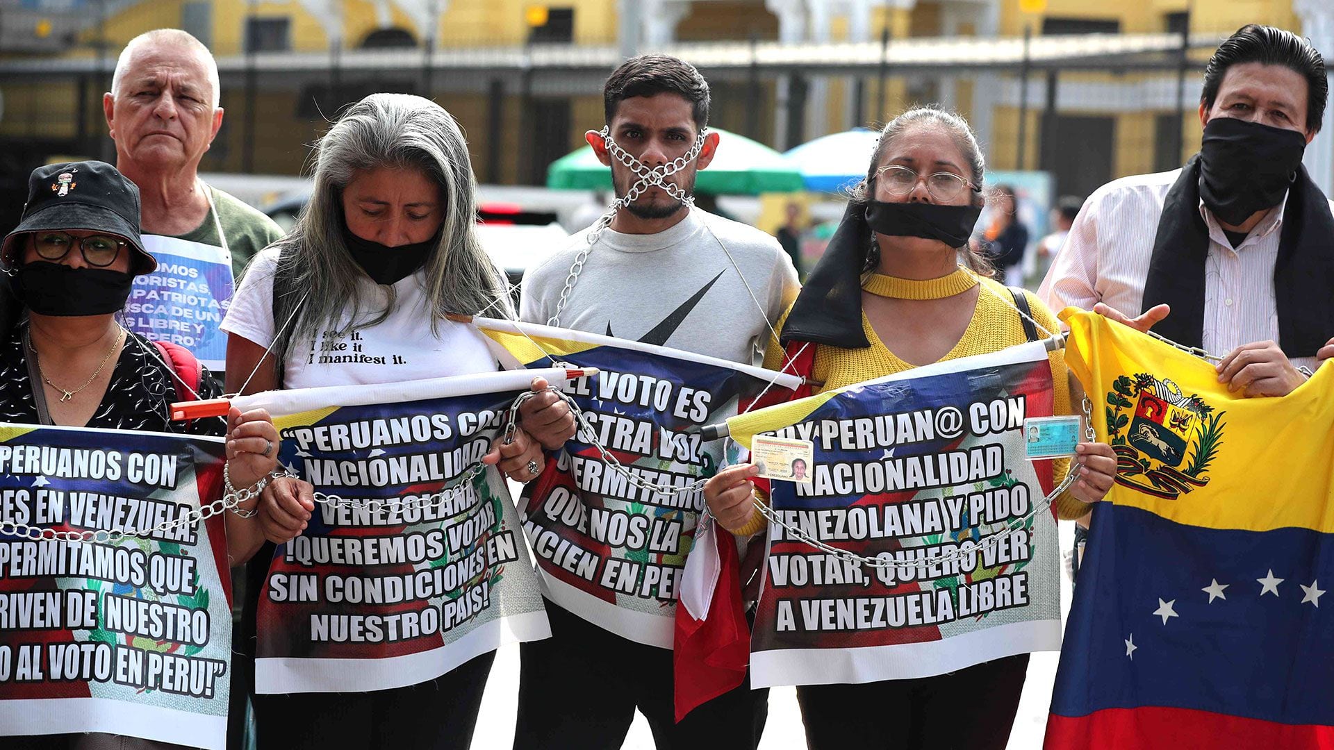 Venezolanos protestan ante su embajada en Lima portada