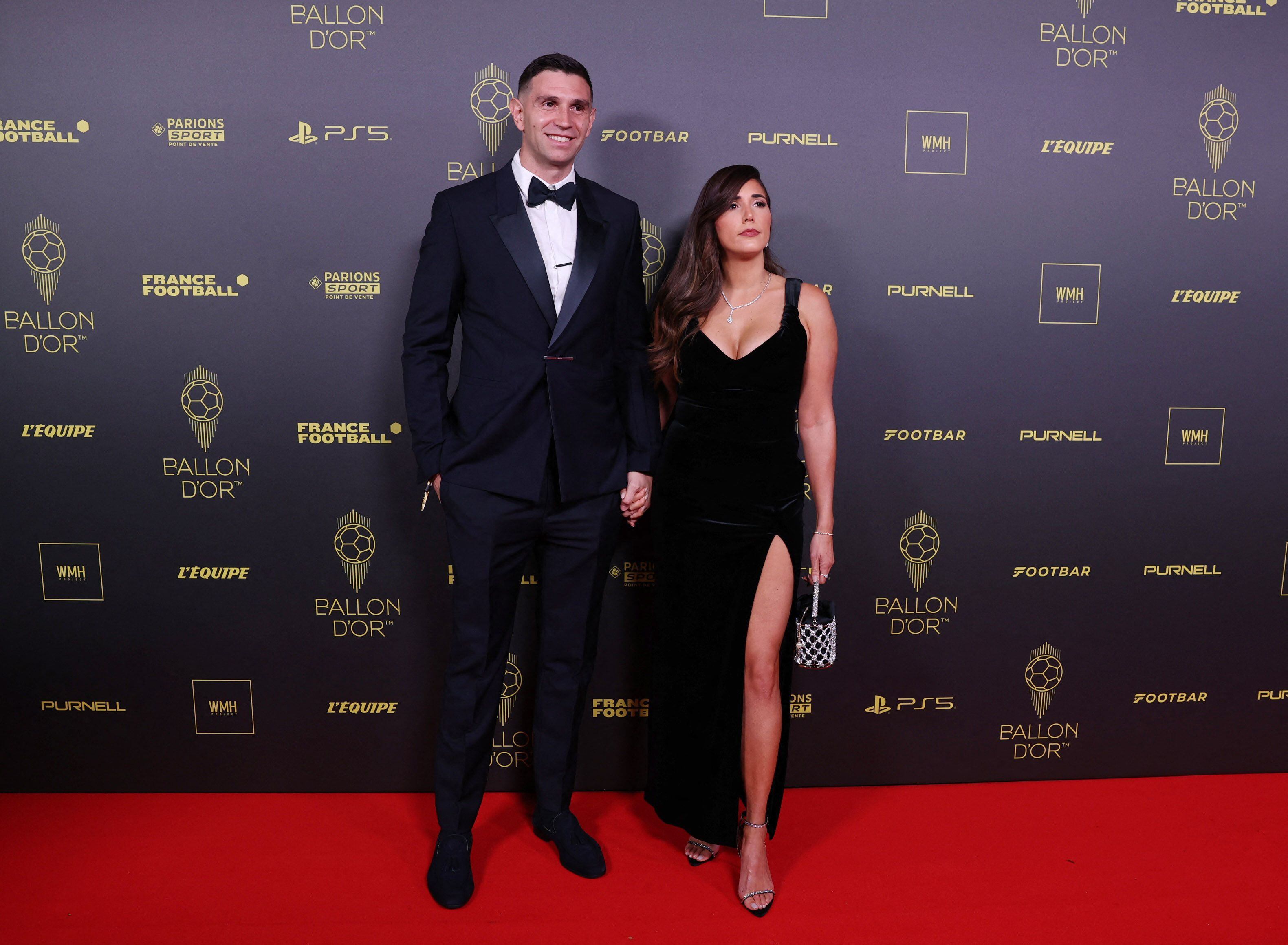 El arquero de la Selección Dibu Martínez, y su mujer Mandinha Martínez, en la gala del Balón de Oro 2023 /REUTERS/Stephanie Lecocq