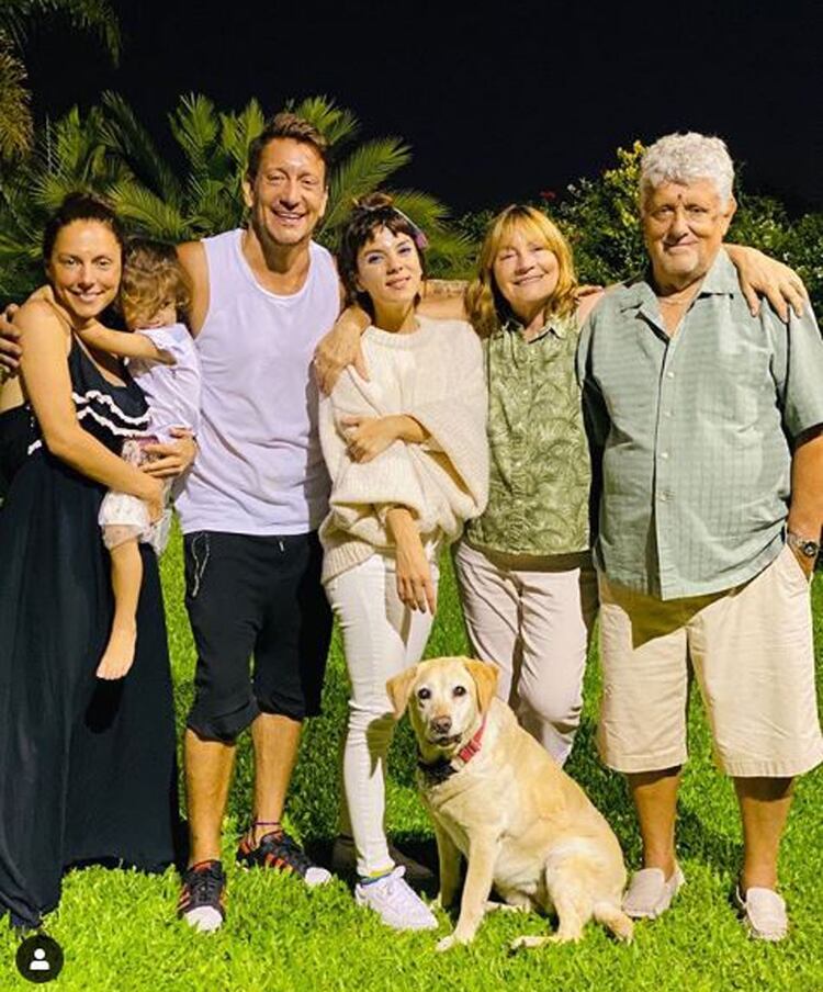 Nico Vázquez y Gimena Accardi, en familia (Foto: Instagram)