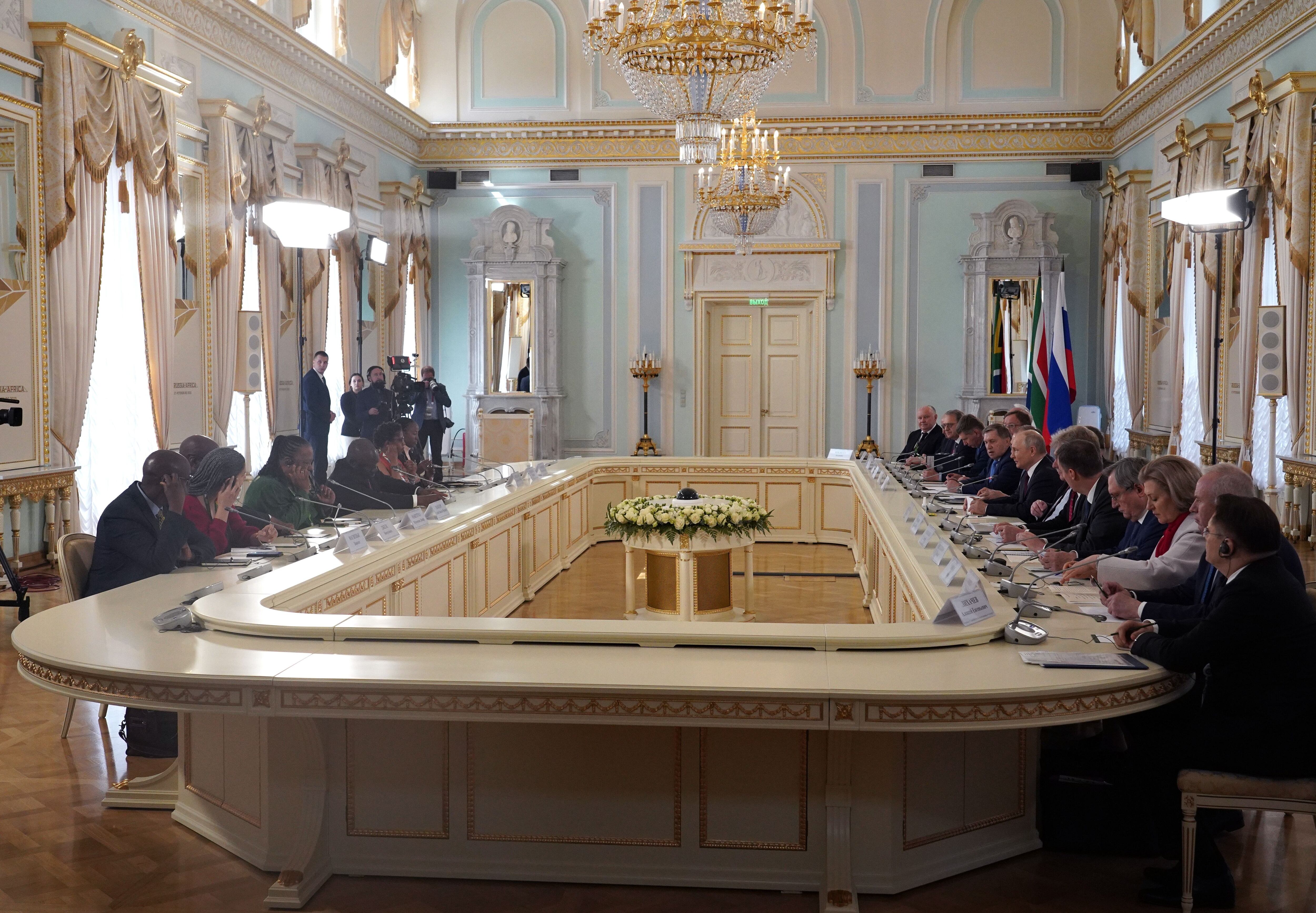 El presidente ruso, Vladímir Putin, y el presidente sudafricano, Cyril Ramaphosa, conversan con sus respectivas delegaciones durante su reunión en San Petersburgo, Rusia, el 29 de julio de 2023. EFE/EPA/ALEXEY DANICHEV / SPUTNIK / KREMLIN POOL