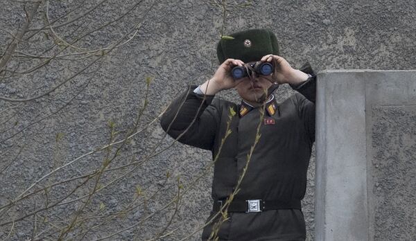 Soldado norcoreano en la frontera con China. (AFP Archivo)