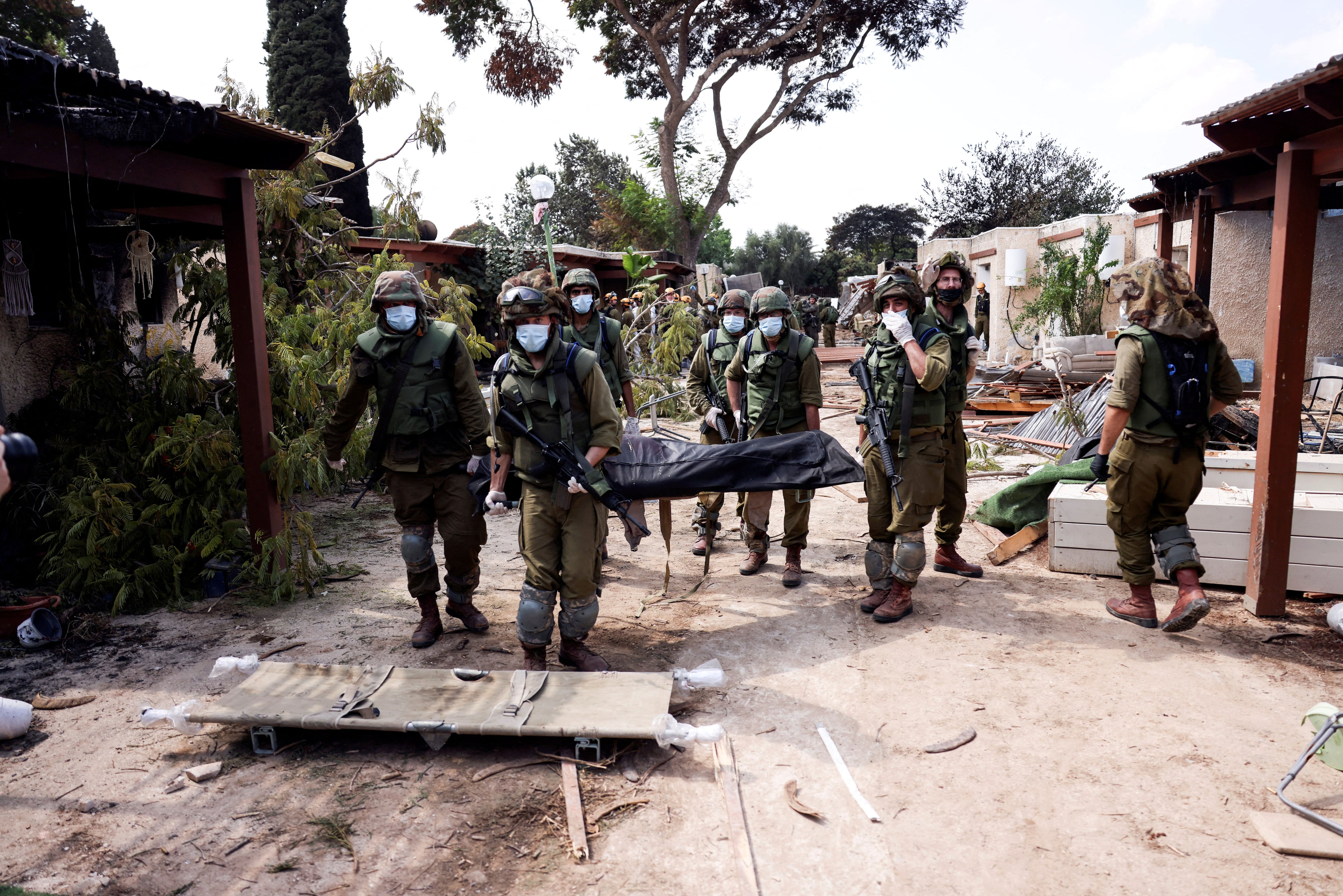 En Kfar Aza, muchas casas fueron incendiadas para obligar a los ocupantes a salir (REUTERS)