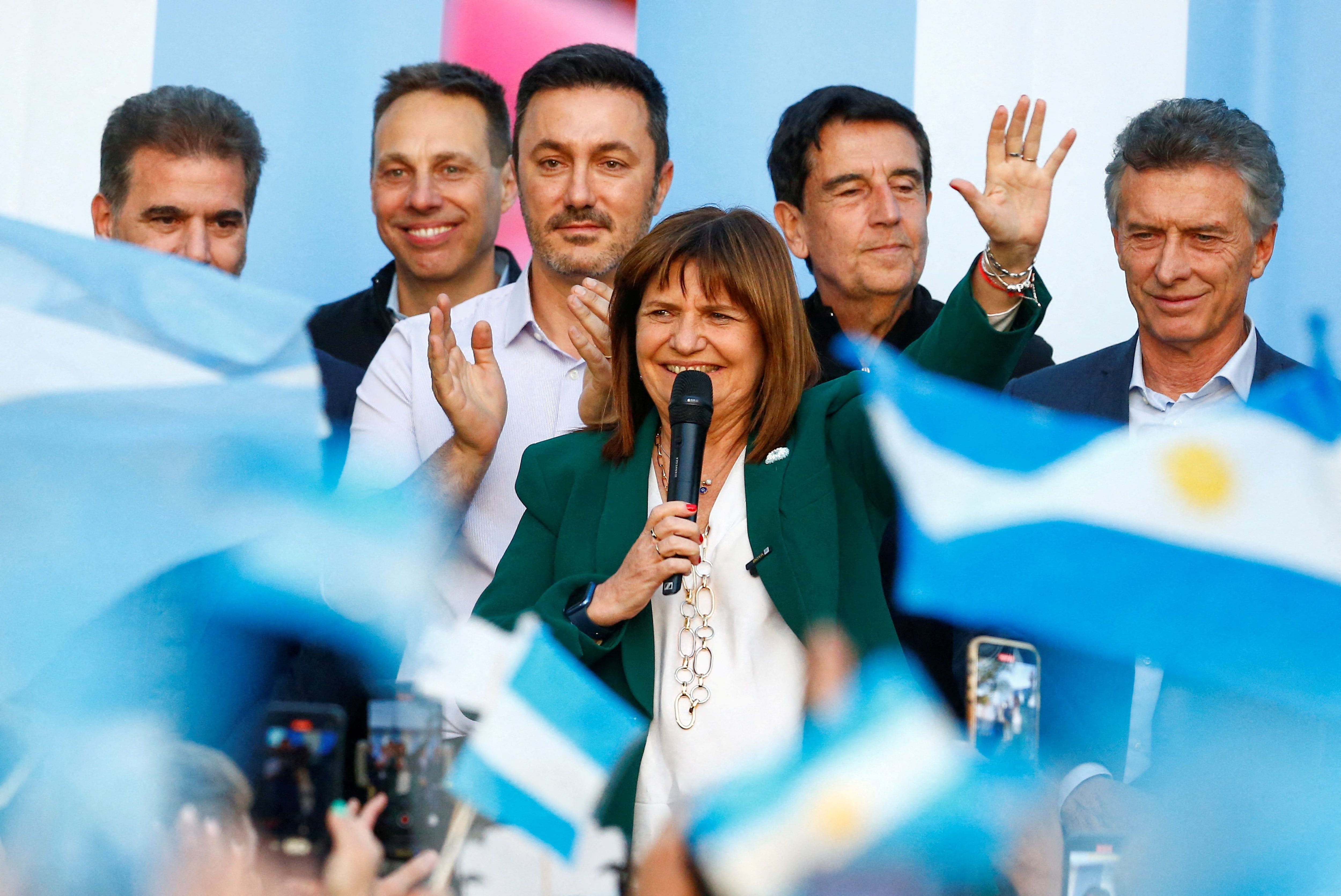 Patricia Bullrich, en el acto de cierre de campaña con Mauricio Macri, Luis Petri, Cristian Ritondo, Carlos Melconian y Guillermo Viñuales
(Foto Reuters)