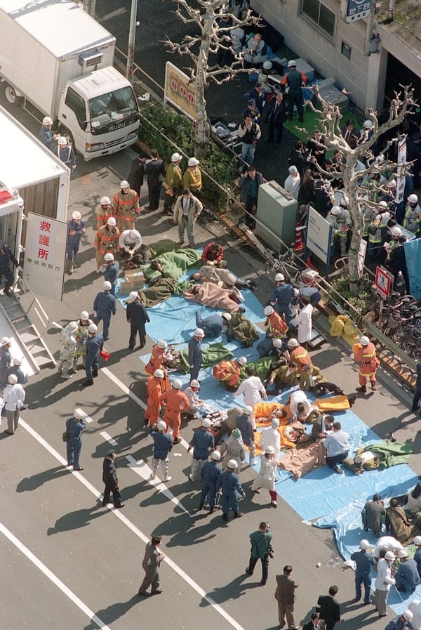 Equipos de emergencia atienden heridos luego del ataque con gas sarín en el metro de Tokio en 1995.