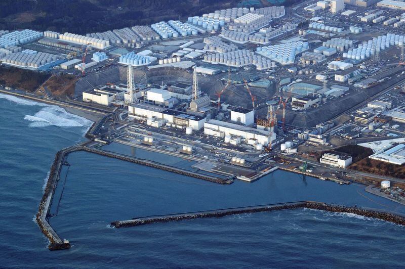FOTO DE ARCHIVO: Una vista aérea muestra la central nuclear de Fukushima Daiichi tras un fuerte terremoto, en la localidad de Okuma, prefectura de Fukushima, Japón. Foto tomada por Kyodo el 17 de marzo de 2022. Crédito obligatorio Kyodo/via REUTERS/Archivo