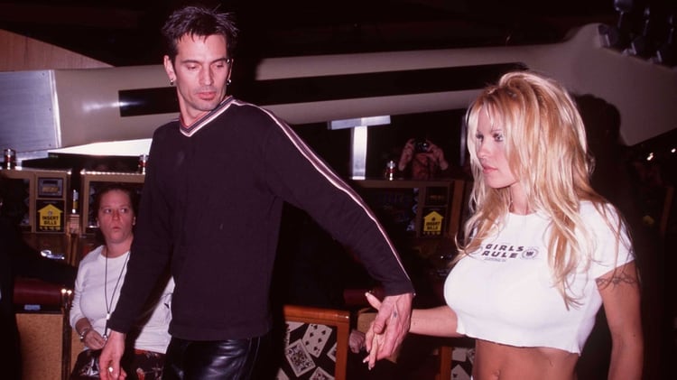 Tommy Lee y Pamela Anderson se convirtieron en una de las parejas más explosivas de los '90 (Getty)