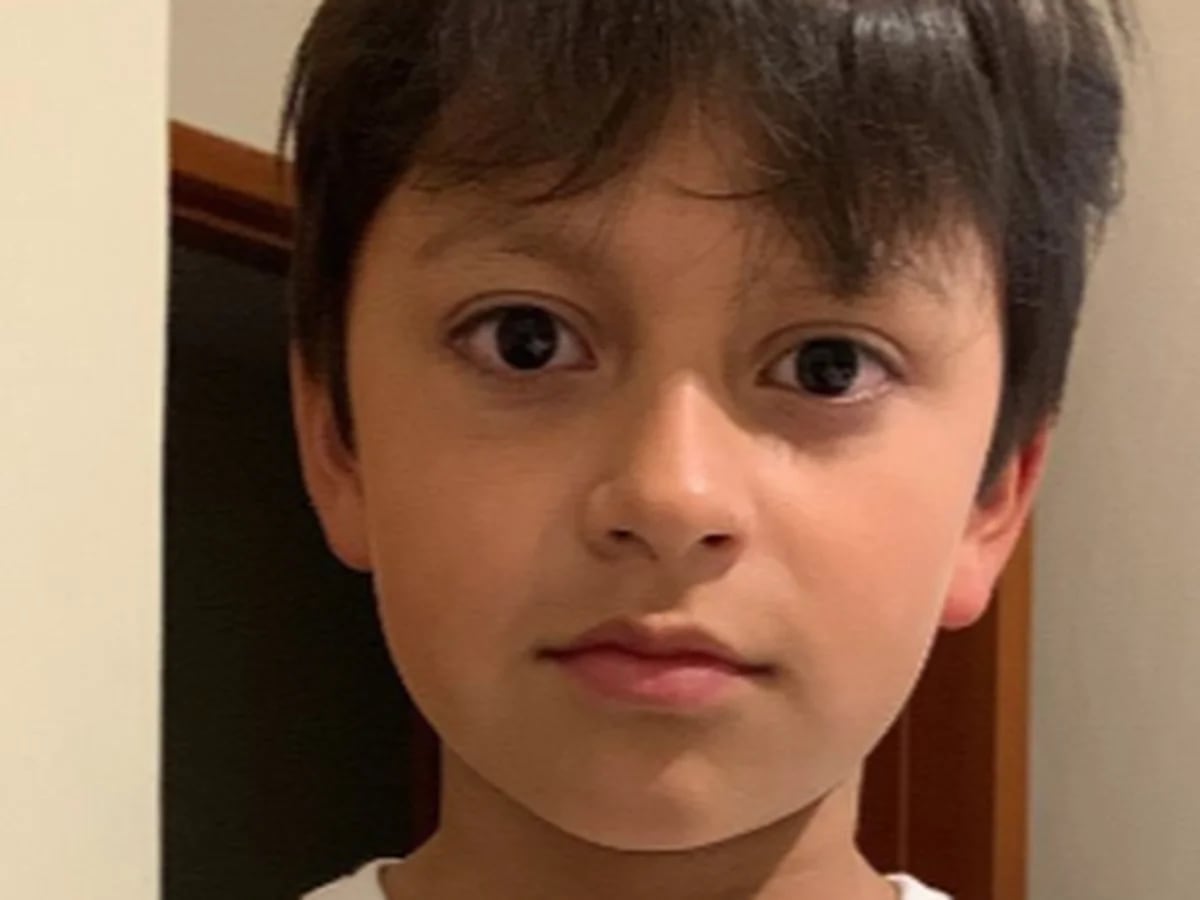 El niño ecuatoriano que se hizo una camiseta de Messi de papel recibirá la  oficial