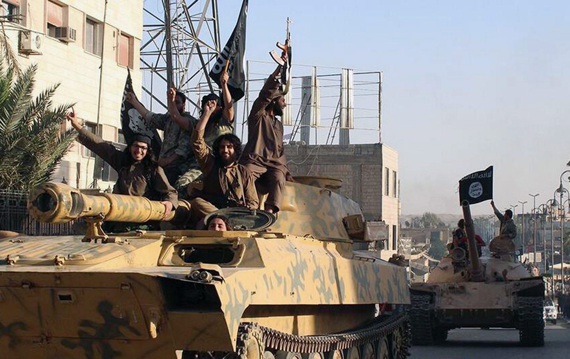 Militantes de ISIS desfilando: Raqqa Media Center / Zuma Press / ContactoPhoto