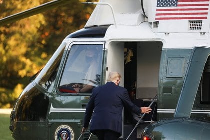 Donald Trump de camino al hospital militar Walter Reed.  Foto.  REUTERS / Leah Millis