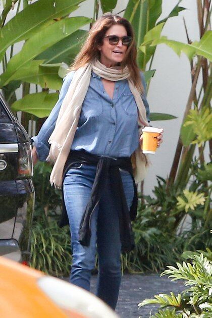 Cindy Crawford compartió una salida con su hija Kaia Gerber en Miami. Madre e hija fueron a tomar un café a una reconocida tienda. La modelo -que recientemente cumplió 55 años- lució un pantalón y una camisa de jean, una bufanda clarita en su cuello y un sweater negro atado a su cintura