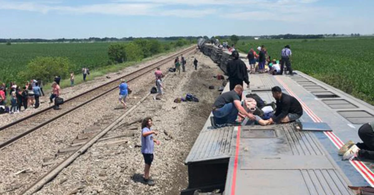A train carrying 243 people derailed near Kansas City: at least 3 people were killed and 50 were injured.