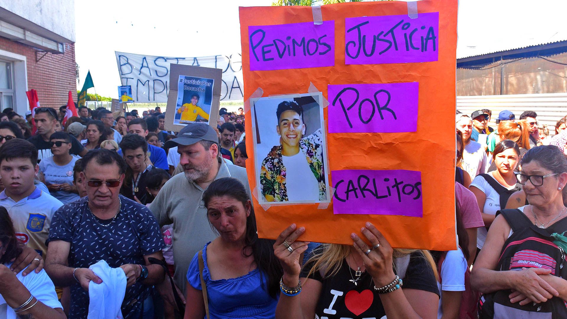 Familiares y amigos de Carlos Orellano, el joven que fue hallado muerto ayer en el río Paraná, reclaman justicia frente al boliche Ming House River. (Foto: Sebastian Granata/telam/cgl)