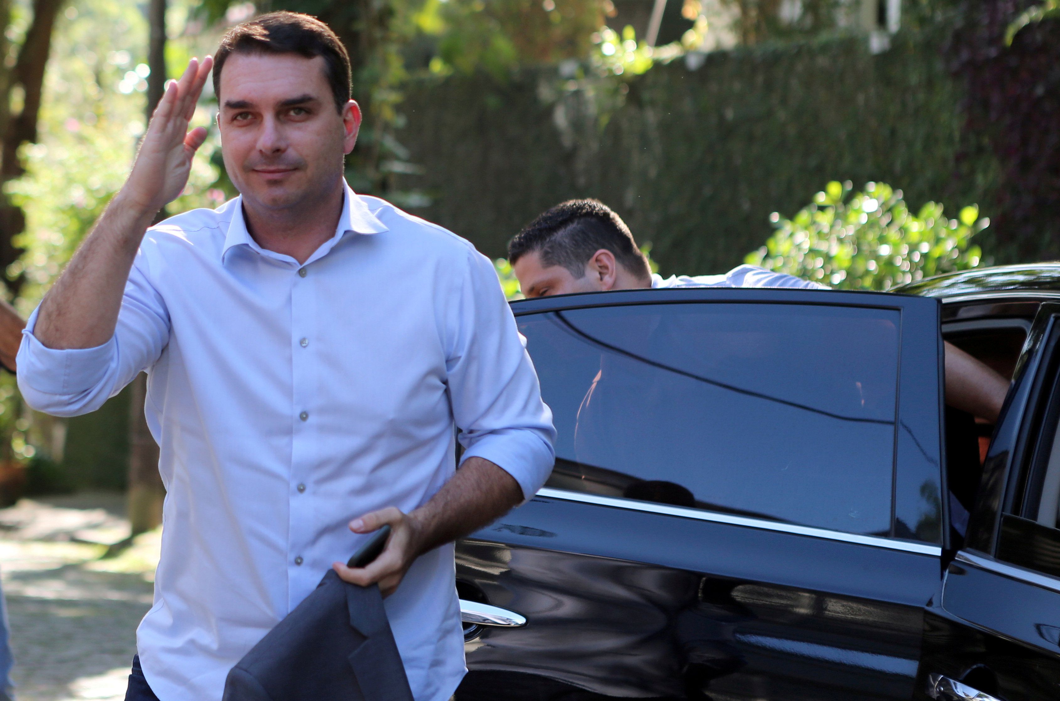 Flavio Bolsonaro, hijo de Jair Bolsonaro, saluda al llegar para grabar un programa electoral para la televisión en Río de Janeiro, el 23 de octubre de 2018 (REUTERS/Sergio Moraes/archivo)