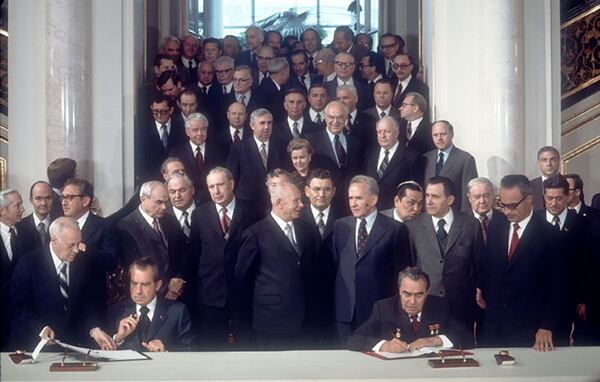 Richard Nixon y Leonid Brezhnev firman un acuerdo en Moscú, en 1972