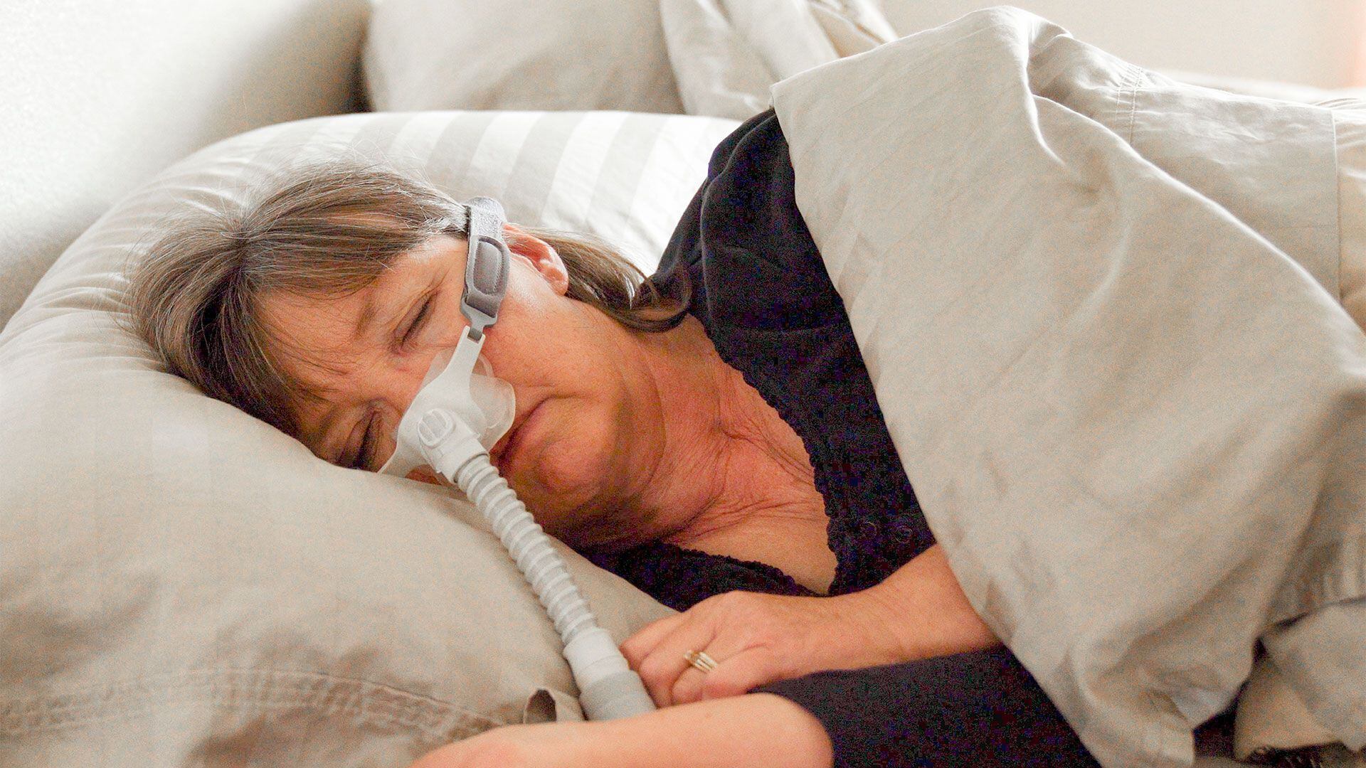 Millones de personas con apnea del sueño confían en la máquina CPAP, un dispositivo que mejora la calidad del sueño y la salud cardíaca
(Getty)