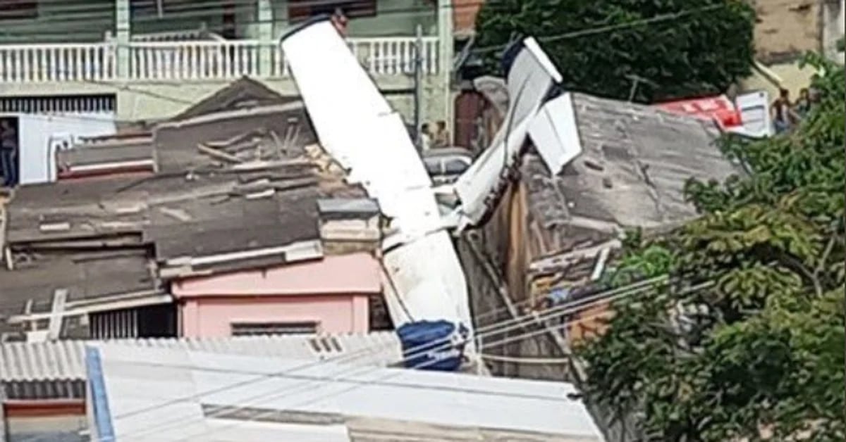 Panic in Brazil: a small plane crashes into several residences in the city of Belo Horizonte